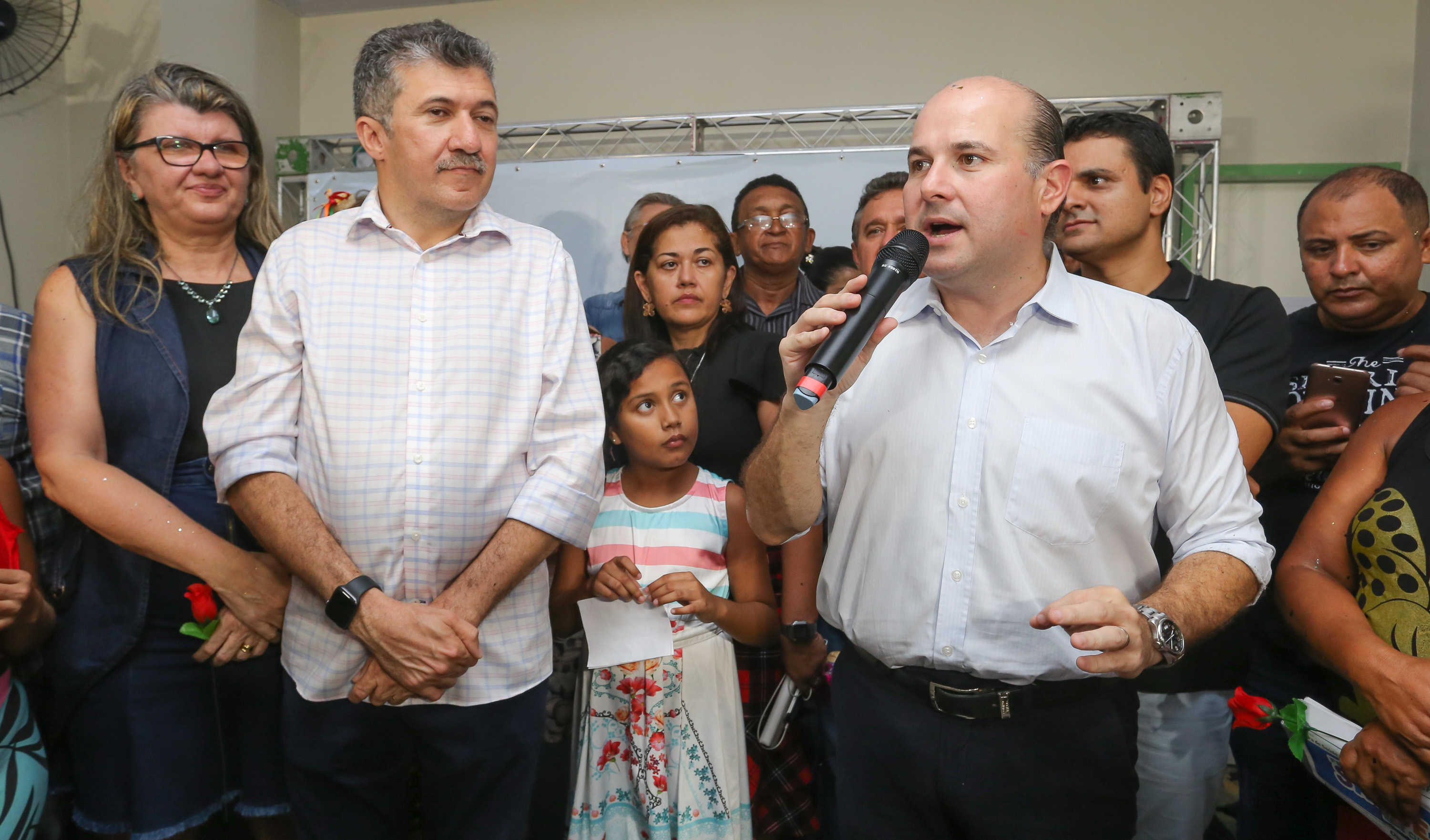 prefeito roberto cláudio fala ao microfone